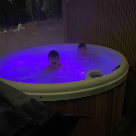 Willa Luxury Log With Hot Tub